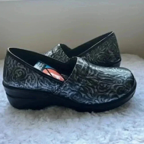 NEW Easy Street Professional Slip On Shoes Silver Artisan Women's size 9 NWT - Picture 7 of 12